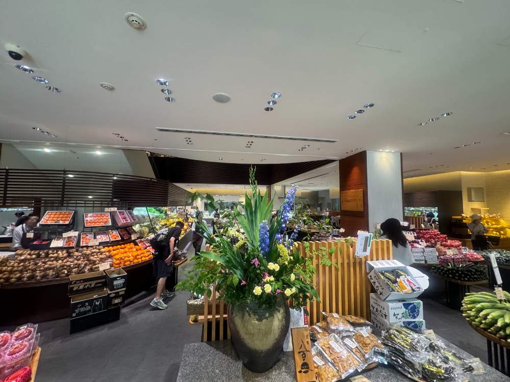 京都八百一本館 1階の青果売場