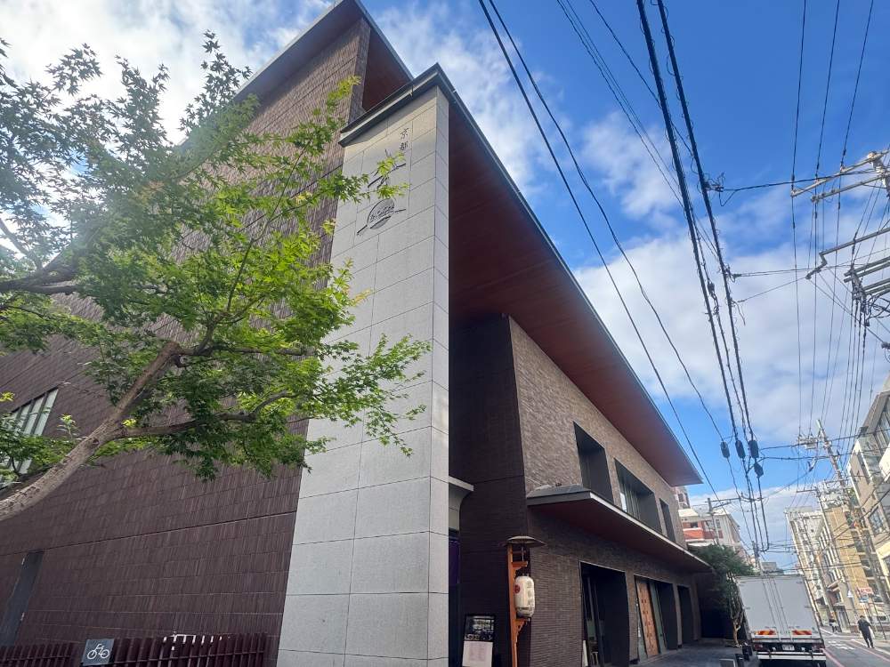 京都八百一本館の外観(烏丸六角)